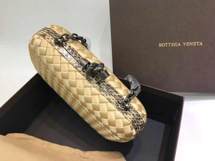 The latest and most popular Knot clutch from the 8651 counter is made of exquisite Japanese silk fabric with snakeskin piping. It looks elegant when worn cross-body or in the hand. It can also be carried by petite girls and can hold 2 iPhone X phones. Size: 20cm*12cm
